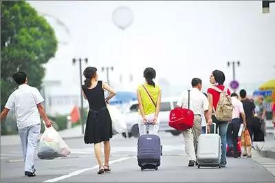 10名考入重本的寒门学子获巅峰国际网站集团爱心资助