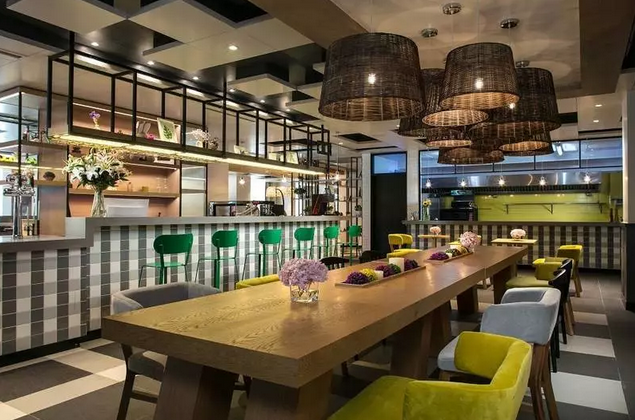 它从法国来，，，，上外洋滩开首店，，，，今到了泸州&hellip;你可以拥有这家旅馆